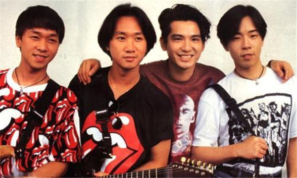 黄贯中靠什么经济来源一年的收入有多少 黄贯中在香港的地位现状