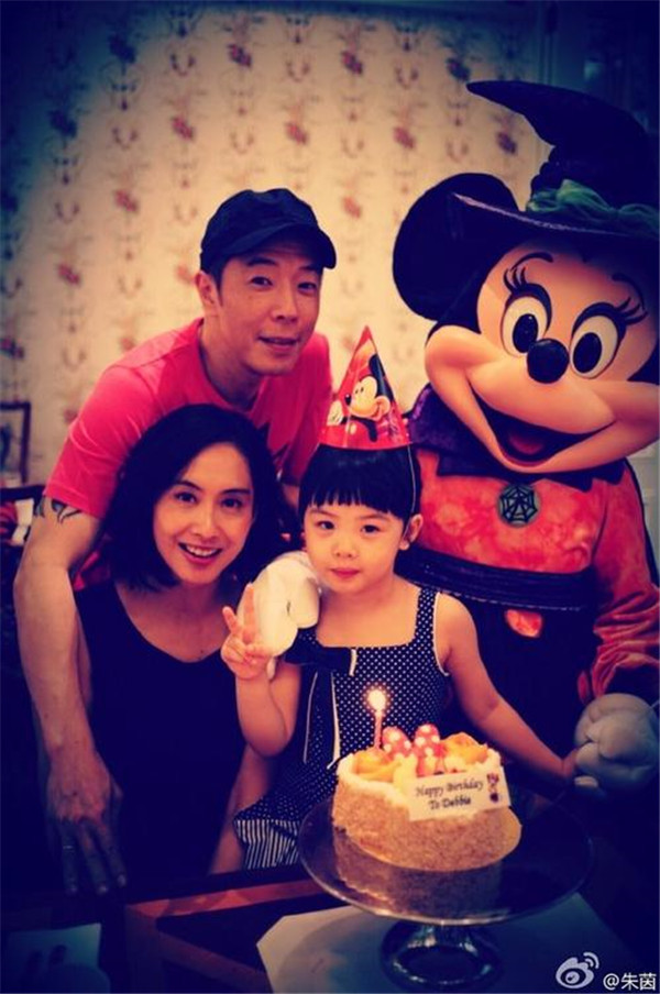 黄贯中靠什么经济来源一年的收入有多少 黄贯中在香港的地位现状