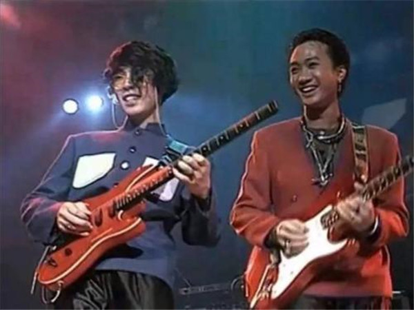 黄贯中靠什么经济来源一年的收入有多少 黄贯中在香港的地位现状