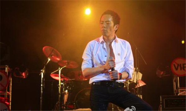 黄贯中靠什么经济来源一年的收入有多少 黄贯中在香港的地位现状