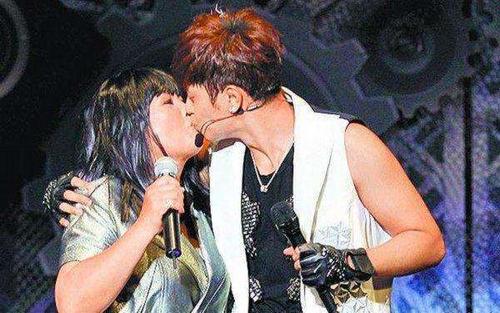 ��־�������������Ͻ�����Ƭ ��־�����������Ǹ���ĸ�������