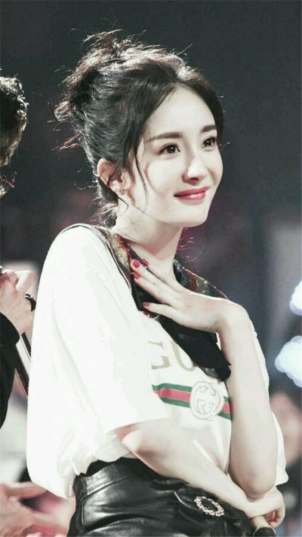 杨幂鼻子露鼻孔朝天鼻孔照 朝天鼻总抢戏完全没有偶像包袱了