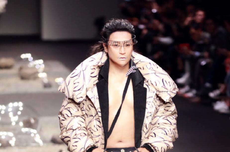 陈志朋为什么变成这样 雷人造型是被迫的被公司神秘组织控制威胁