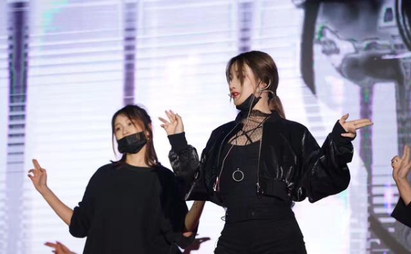 锤娜丽莎经历了什么为什么胖了旧照 锤娜丽莎以前瘦的时候照片