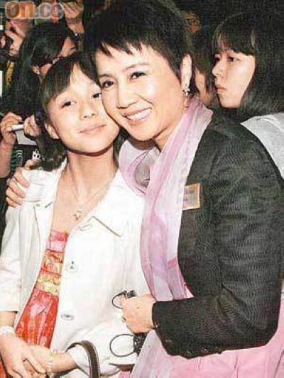 赌王有多宠何超欣 何超欣跟赌王长得最像为什么说不是亲生的