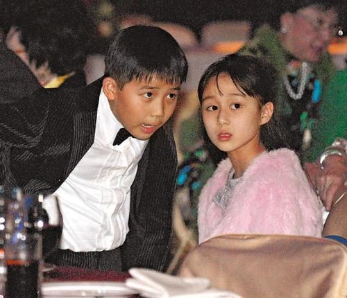 赌王有多宠何超欣 何超欣跟赌王长得最像为什么说不是亲生的