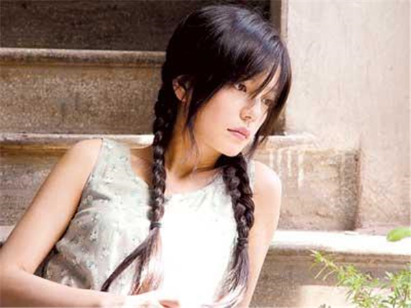 邹雪为什么陷害赵薇受谁指使 赵薇军旗装事件是谁陷害的谁会获利