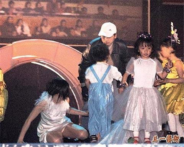 ��ѩΪʲô�ݺ���ޱ��˭ָʹ ��ޱ����װ�¼���˭�ݺ���˭�����