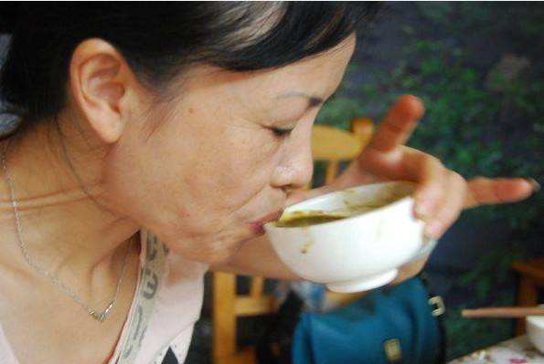 牛粪火锅除了牛粪还有什么好恶心 为什么苗族人那么爱吃牛粪火锅