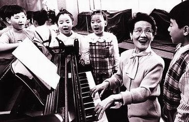 �質����С��ȥ�����������Ů�� ��С�೪�ĸ輰����ʱ����Ƭ