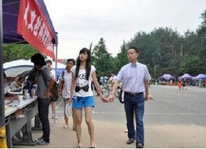 �����츸�����Ͼ��׸������ʲ���Ů����Ƭ ��ǿ������������