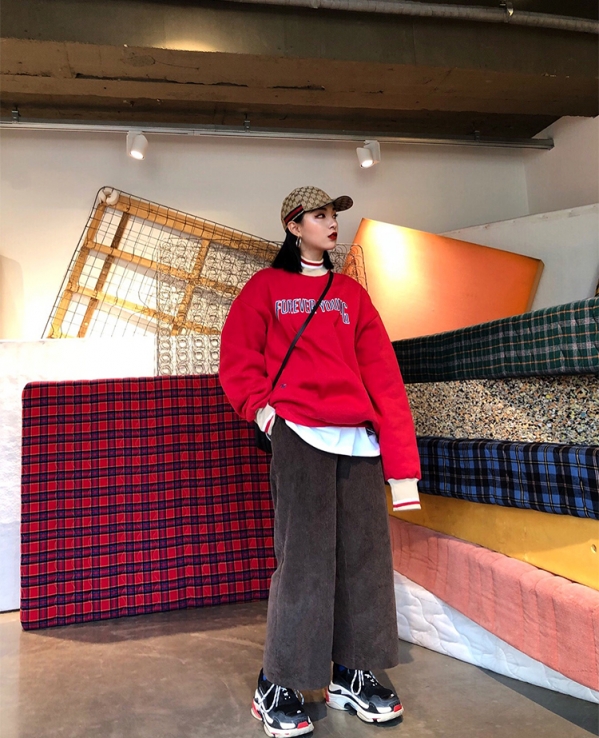 女生红色卫衣搭配图片配什么裤子好看 元气红让你活力满满