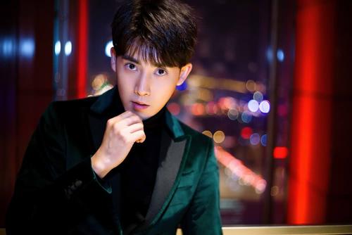 ��С���˭�ĸ�ǰ������˭��Ƭ ��С������ı��Ӻü�������Ƭ