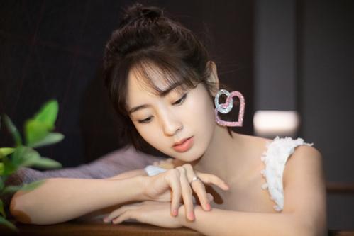 里和林一饰演顾未易刚好是最萌身高差,现实生活中很多男生喜欢邢菲