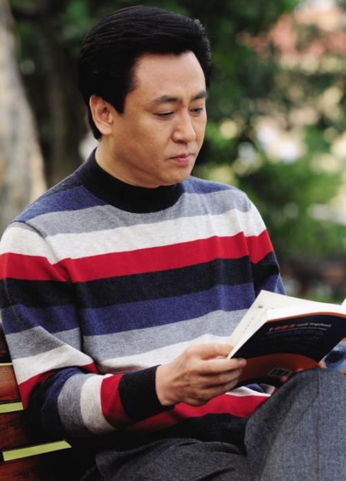 许家印简历是怎么起家的背后的人是谁 许家印为什么叫许皮带