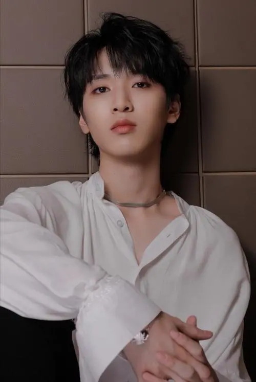 严浩翔为什么叫小熊软糖 严浩翔照片最帅照片