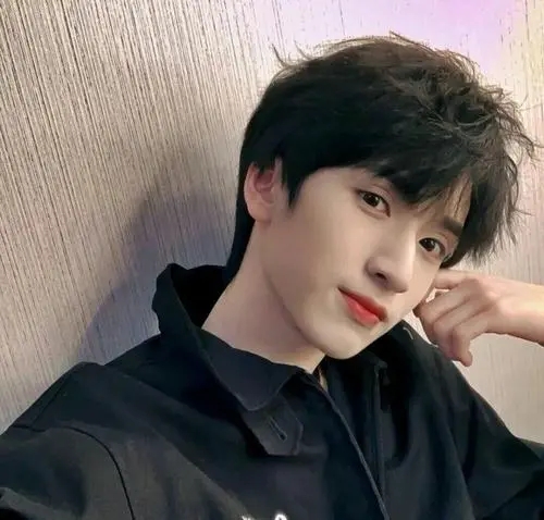 严浩翔为什么叫小熊软糖 严浩翔照片最帅照片