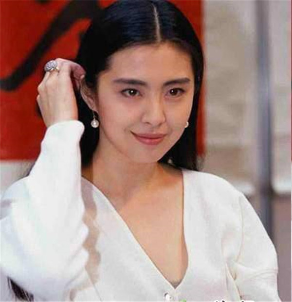 王祖贤车祸是真是假现场图片 王祖贤车祸毁容伤疤近照都是假的