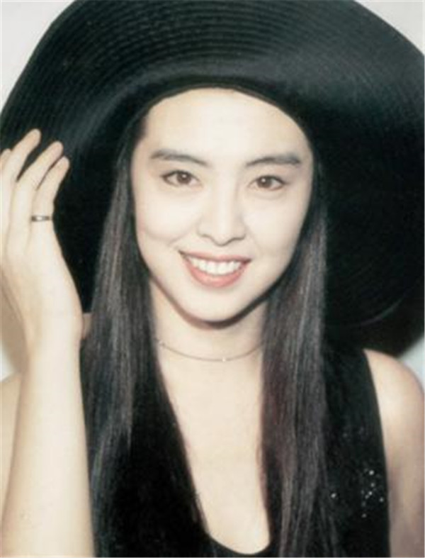 王祖贤车祸是真是假现场图片 王祖贤车祸毁容伤疤近照都是假的