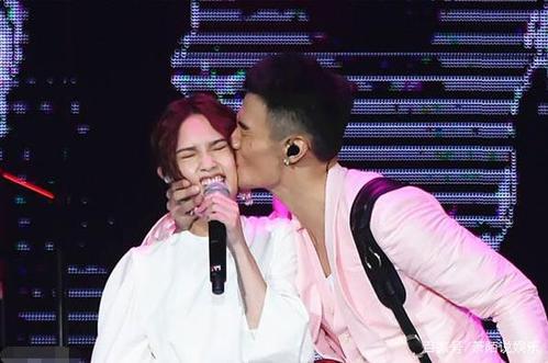 杨丞琳为什么嫁内地被解封了吗 李荣浩高中就喜欢杨丞琳是真的吗