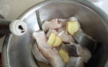 娃娃鱼的制作方法 起锅烧油等油温五六成后下入鱼块