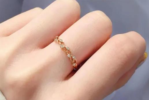 中指戴戒指说明什么 代表名花有主的非单身状态