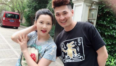 何赛飞一家三口照片 有几个老公孩子