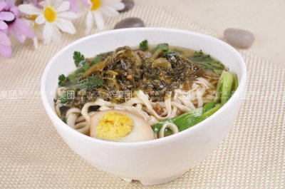 老坛酸菜面怎么了 酸菜包是在土坑腌制的