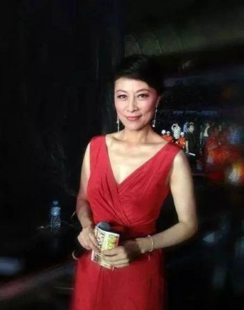 岳以恩的老公是谁 现在还没有老公