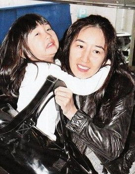 关咏荷生了几个宝宝 现在两人有一个女儿一个儿子