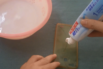 手机壳发黄怎么办 显得脏兮兮的怎么清洗变白