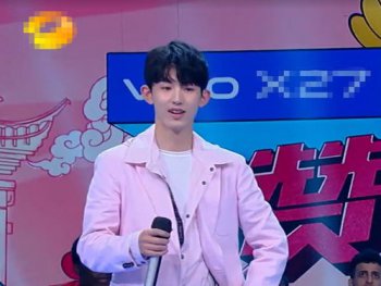 郭俊辰快乐大本营哪期 跳五块板成功真的是太厉害了