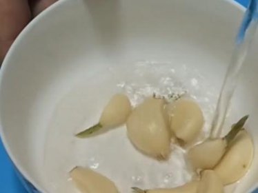 大蒜泡白酒有什么功能 改善肾气不足引发的浑身无力