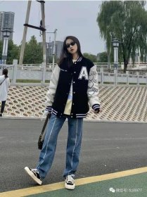 棒球服搭配什么裤子好看 配休闲的绿色裤子显得很时尚