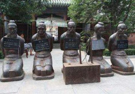 岳飞墓前跪五个人是谁 跪着五个人的雕像
