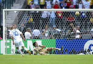 勺子点球怎么踢 快接触球时突然收力