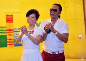 谢贤老婆有几个 承认有两个老婆五个女友
