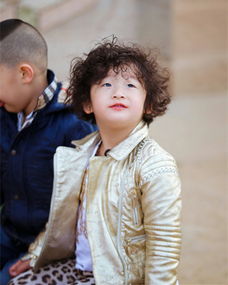 邹明轩为什么卷头发 像是一个摇滚歌手