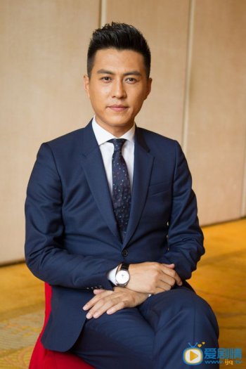靳东的母亲是谁 很小的时候因感情不和离异了