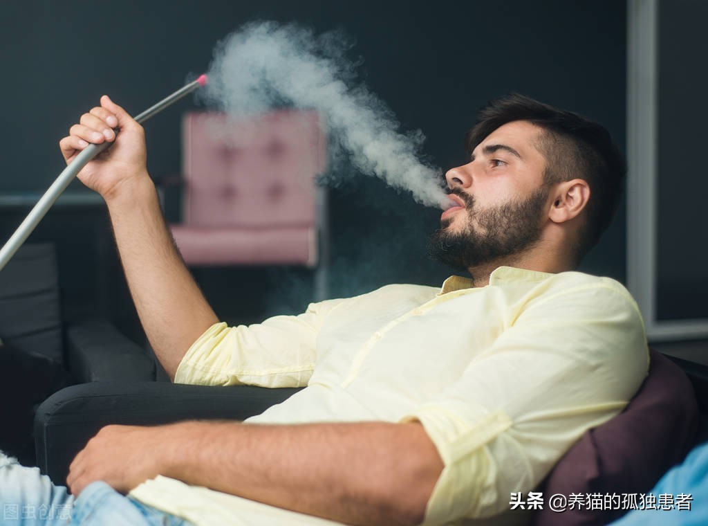 烟灰缸里为什么不能倒水你结婚了吗 不用结婚老烟民就知道啦