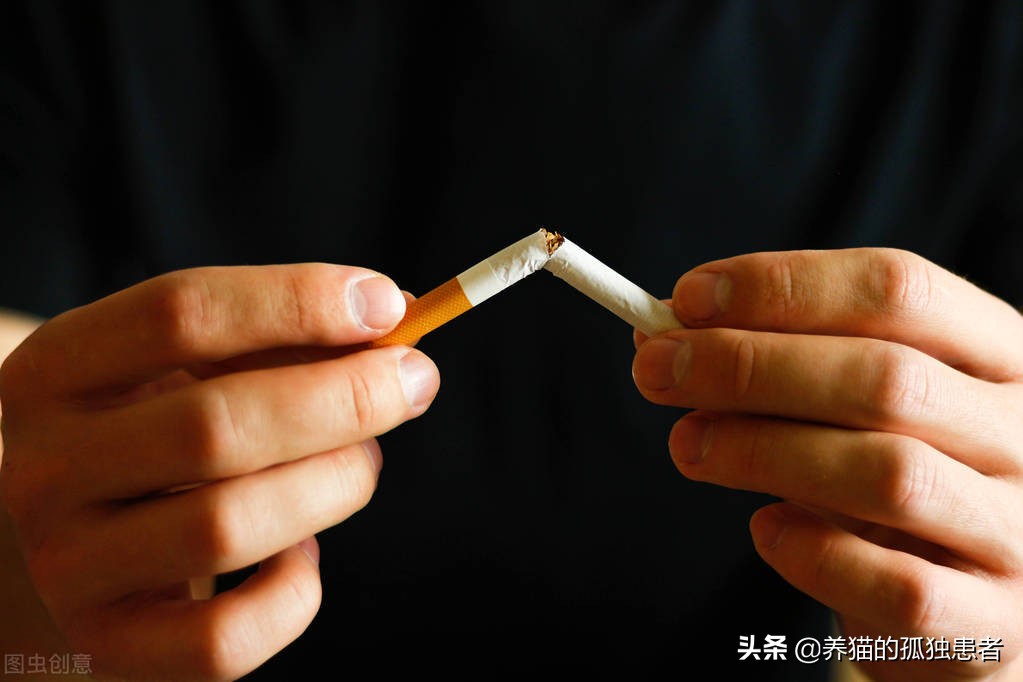 烟灰缸里为什么不能倒水你结婚了吗 不用结婚老烟民就知道啦