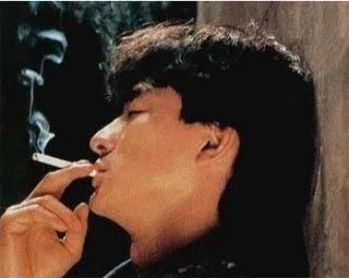 烟灰缸里为什么不能倒水你结婚了吗 不用结婚老烟民就知道啦