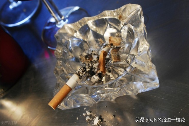 结婚的男人烟灰缸里为什么不能倒水 可以从烟灰缸里拿个烟蒂抽
