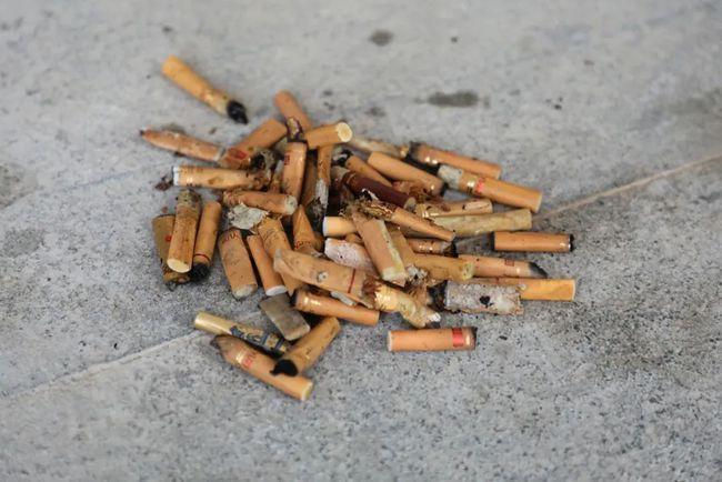 烟灰缸里为什么不能倒水 倒点水刺溜一下香烟就灭了