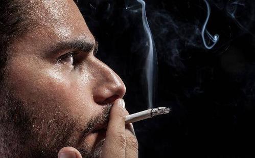 很多家庭主妇都愁得要死,因此立下了军令状,不许在家抽烟