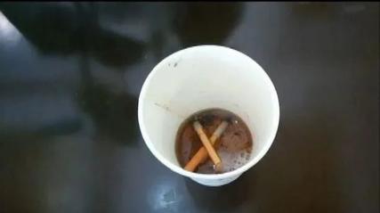 烟灰缸里为什么不能倒水 倒点水刺溜一下香烟就灭了