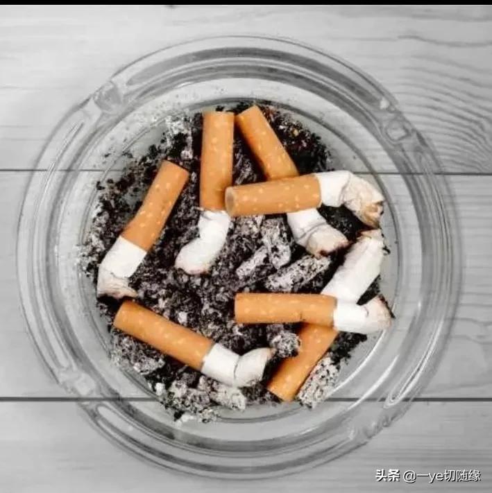 为什么烟灰缸里永远别放水 领导让我去隔壁办公室拿个烟灰缸