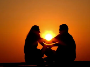 和女生聊天话题库大全 幽默是自然吸引女孩的特征之一