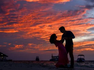 和女生聊天话题库大全 幽默是自然吸引女孩的特征之一