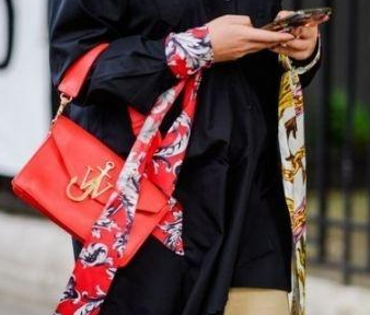 丝巾搭配的重要性 学会这些丝巾搭法